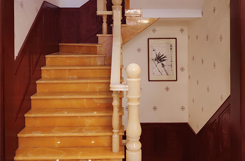 企石镇中式别墅室内汉白玉石楼梯的定制安装装饰效果