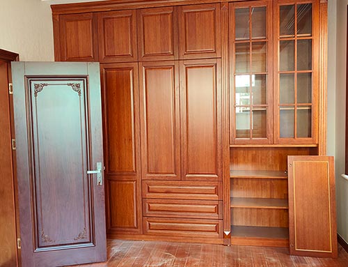 企石镇中式家庭装修里定制的实木衣柜效果图